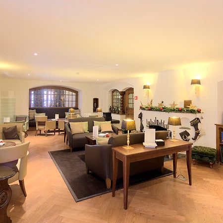 Le Petit Cervin Hotel Zermatt Restoran foto The lounge at the airport