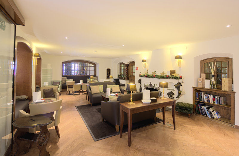Le Petit Cervin Hotel Zermatt Restoran foto The lounge at the airport