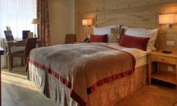Le Petit Cervin Hotel Zermatt Bagian luar foto A bed with a bed skirt