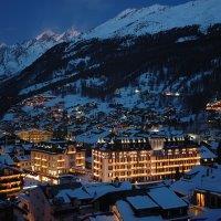 Le Petit Cervin Hotel Zermatt Bagian luar foto The resort at night