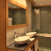 Le Petit Cervin Hotel Zermatt Bagian luar foto Bathroom with shower and bath