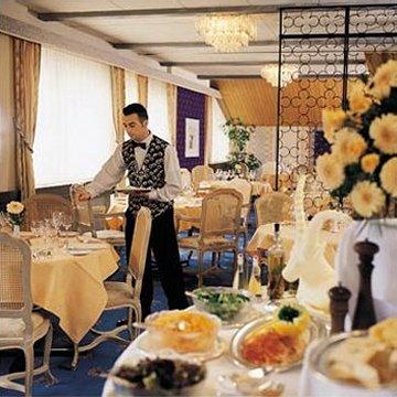 Le Petit Cervin Hotel Zermatt Bagian luar foto A restaurant in a cruise ship