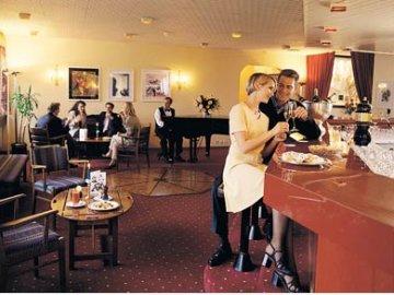 Le Petit Cervin Hotel Zermatt Bagian luar foto The lounge at the airport